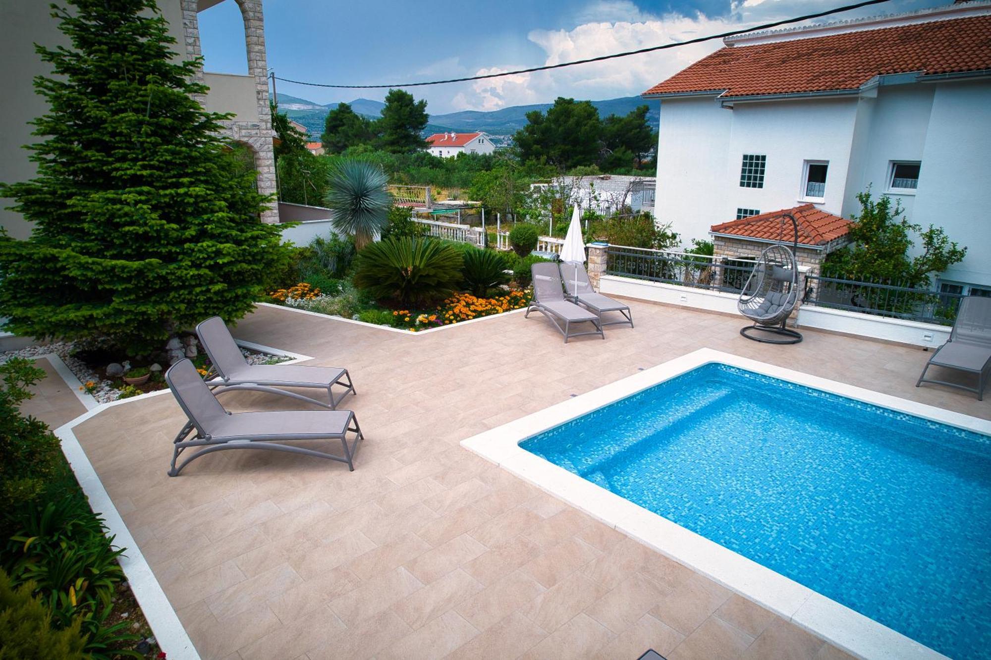 Brico - Heated Pool